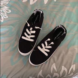 NWOB size 8 Steve Madden slip on sneaker